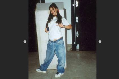 Появилось фото Ким Кардашьян-подростка со спущенными джинсами