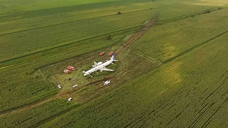Что пережили пассажиры приземлившегося в поле Airbus
