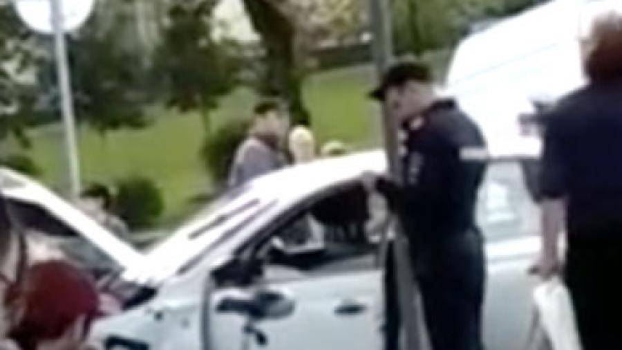 Три человека пострадали при наезде такси на остановку в Москве