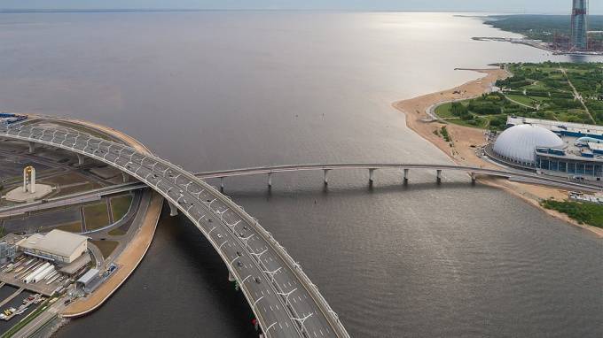 Пять смертей за лето: спасатели попросили петербуржцев не прыгать с мостов в воду