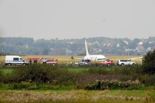 Британцы восхитились героизмом пилотов севшего в кукурузном поле самолета