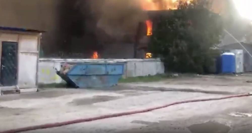 Пожарные ликвидировали возгорание в ангаре на севере Москвы