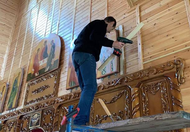 В православном храме Усть-Цильмы завершают установку иконостаса