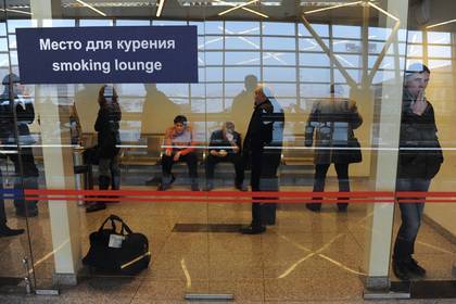 Россияне стали чаще игнорировать запрет на курение в аэропортах