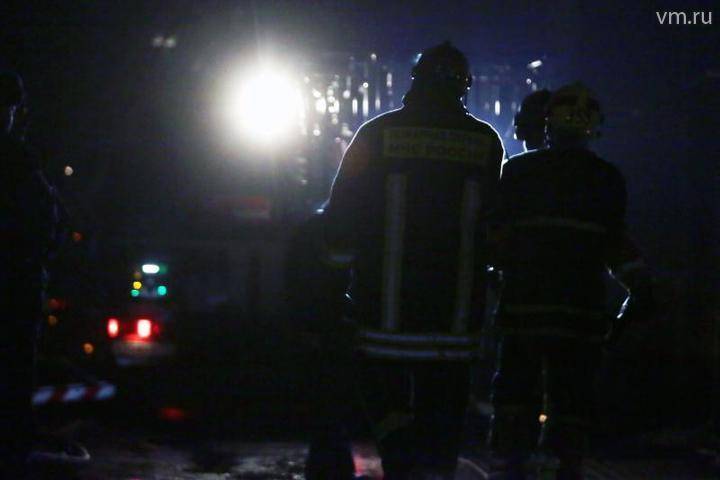 Сотрудники МЧС ликвидировали пожар на складе в Западном Дегунине