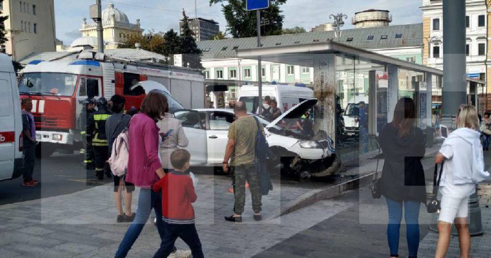 Шесть человек погибли при столкновении двух легковушек в Чечне.