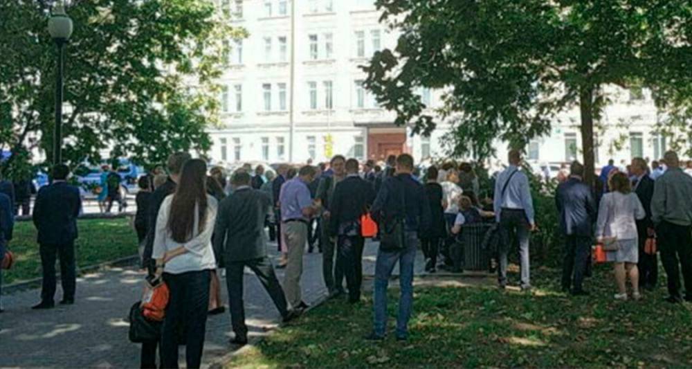 В Москве эвакуировали сотрудников центрального офиса "Роснефти"