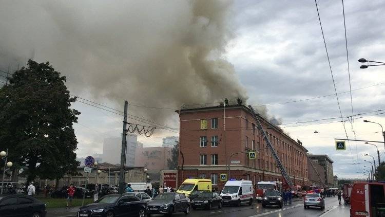Пожар в бизнес-центре на Васильевском острове в Петербурге локализовали