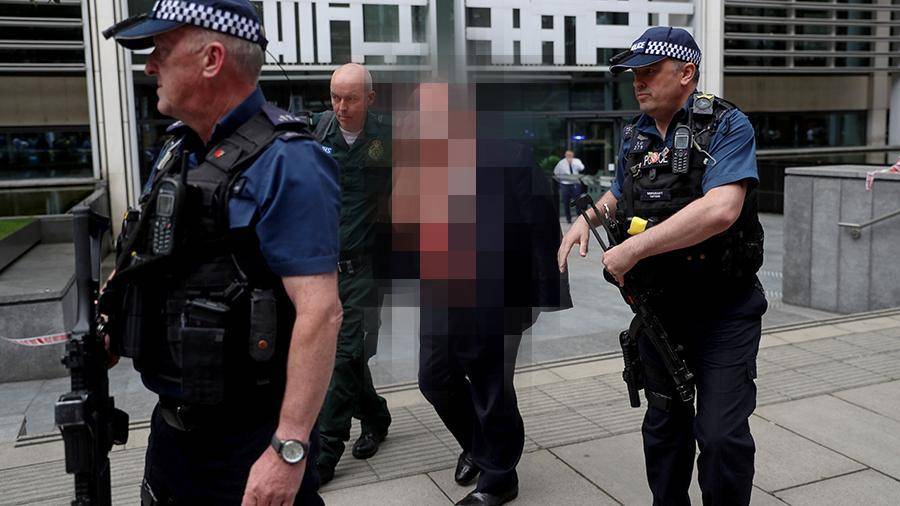 В Лондоне вооруженный ножом мужчина напал на прохожего
