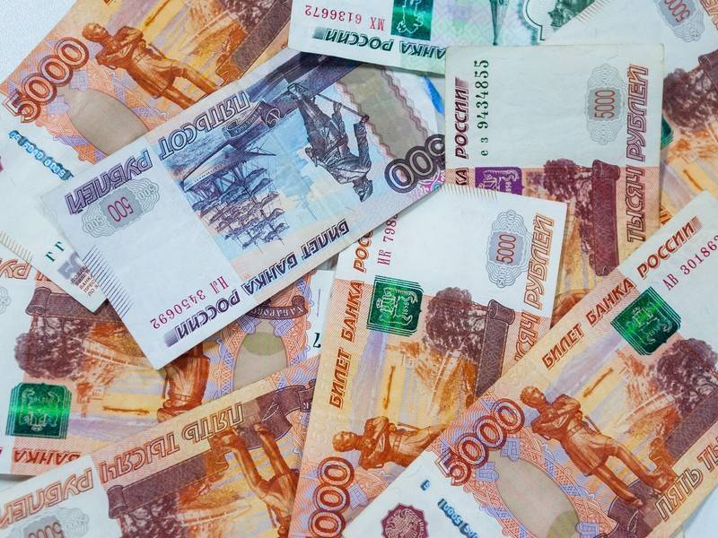 Рубль после умеренного падения укрепляется к доллару и евро