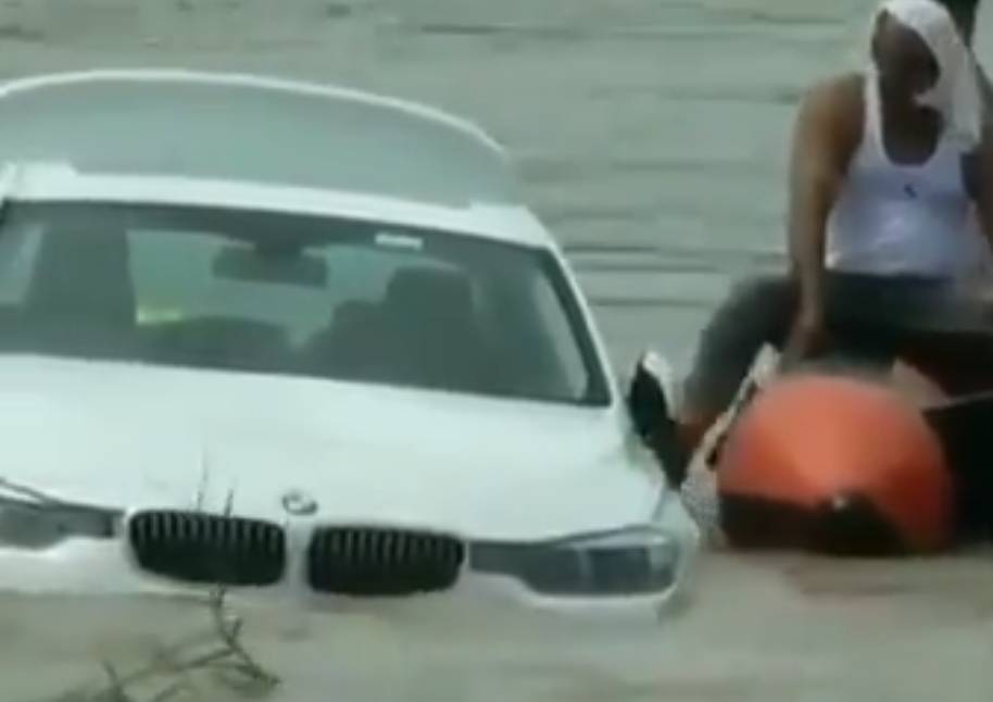 Видео: сын утопил в реке подаренный отцом BMW, потому что хотел Jaguar. РЕН ТВ
