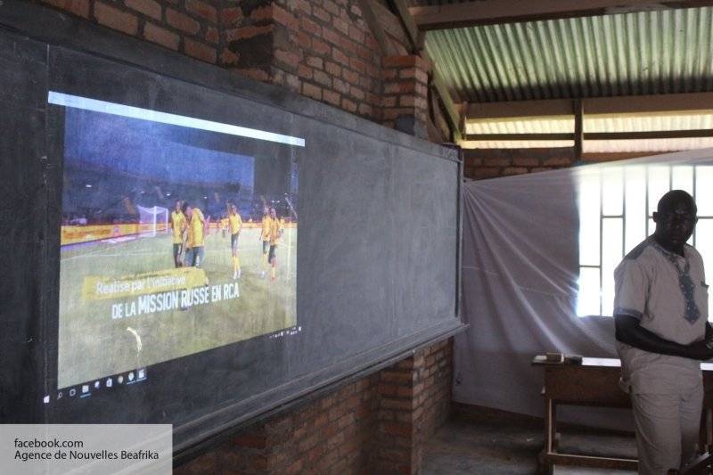Миссия РФ провела уроки истории в школах ЦАР в честь Дня независимости страны