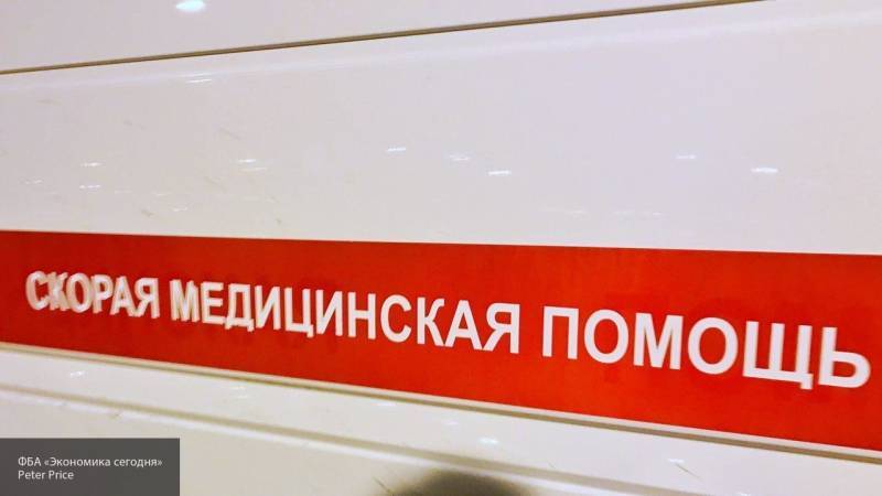 Три человека получили легкие ранения при наезде иномарки на остановку в Москве