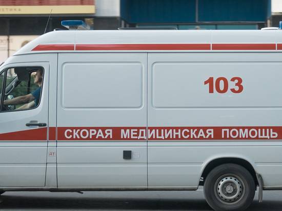 Автомобиль врезался в автобусную остановку в центре Москвы