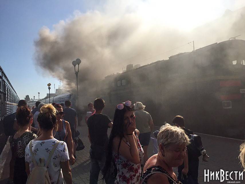 Под Николаевом пассажирский поезд загорелся в пути (Фото, Видео)