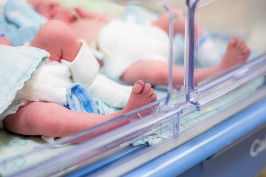 Почти половина новорожденных получают свидетельство о рождении при выписке