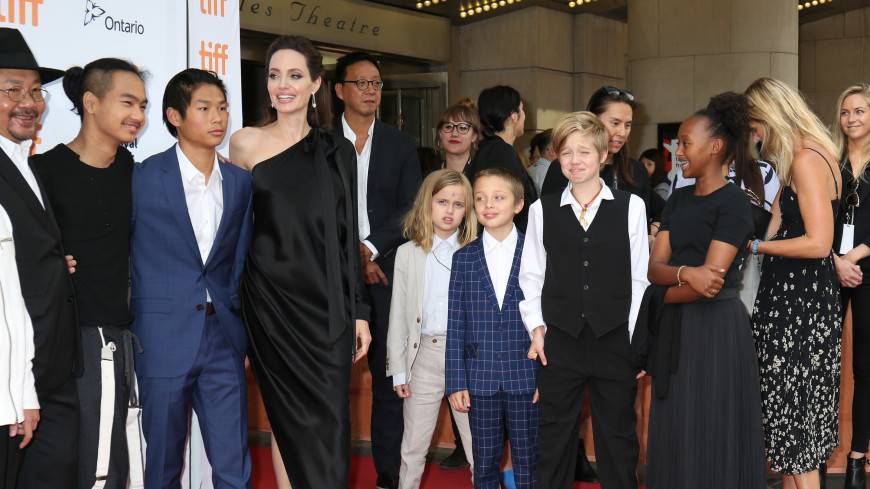 Дети Анджелины Джоли одеваются в секонд-хендах
