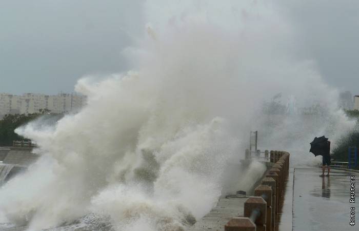 Сотни иностранных судов укрылись от тайфуна "Кроса" в бухтах Приморья