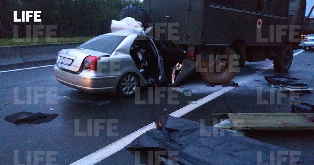 В Нижегородской области в ДТП с КамАЗом и легковушкой погибло три человека.