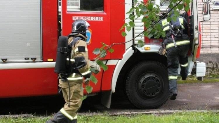 Пожарные ликвидировали пожар в ангаре на севере Москвы