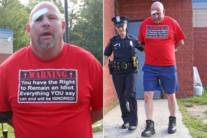 Охранника в футболке с надписью "У вас есть право оставаться идиотом" арестовали за нападение