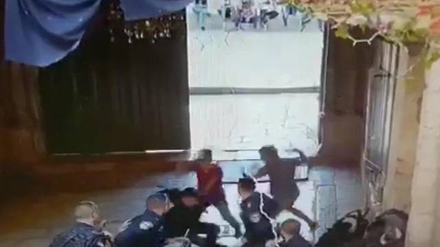Видео: террористы синхронно напали на полицейского и были застрелены