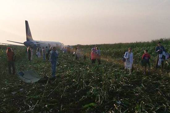 Пассажирам аварийно севшего самолёта оказали психологическую помощь