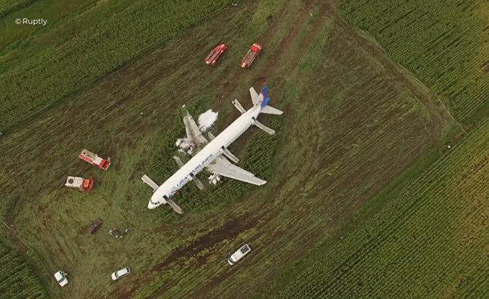 Россия: при аварийной посадке самолета пострадали 74 человека (Interia, Польша)