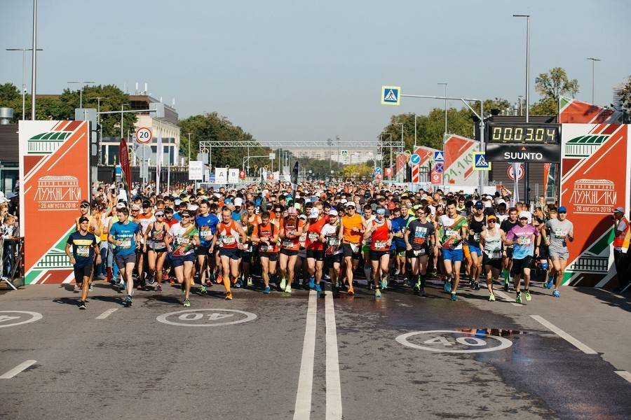 Участники полумарафона "Лужники" пробегут больше 21 километра по центру столицы