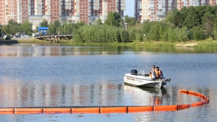 Разлив нефтепродуктов на реке в Сургуте ликвидировали