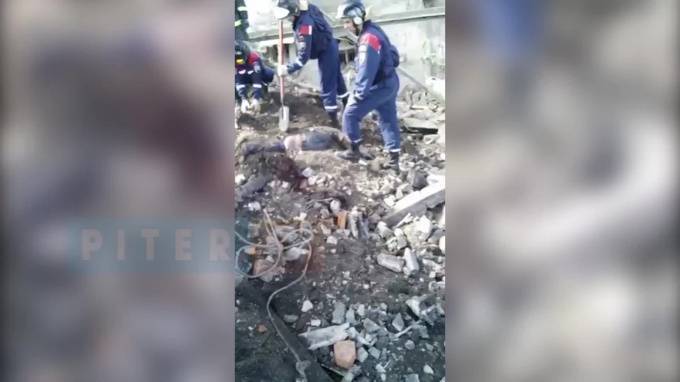 При обрушении стены в Волхове погибли двое рабочих