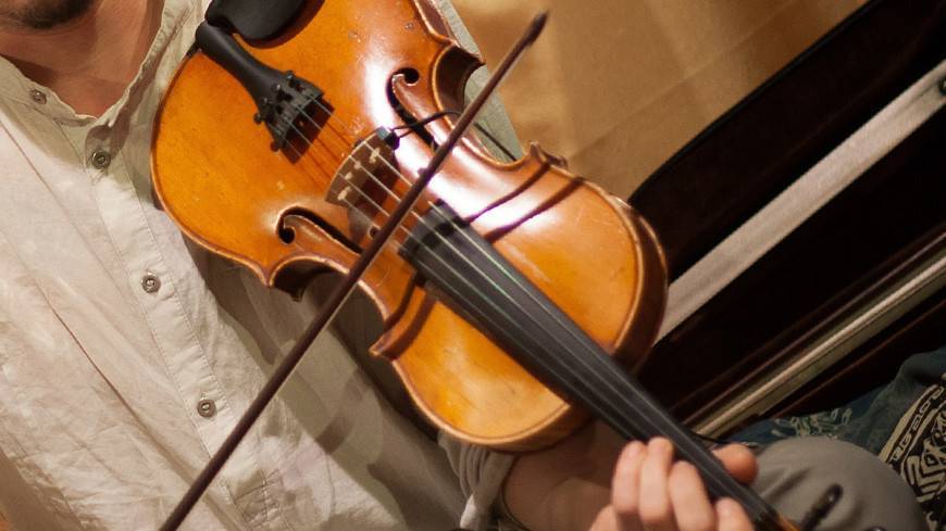 У несовершеннолетнего сына концертмейстера украли скрипку за три тысячи евро