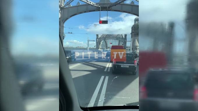 Массовое ДТП на Большеохтинском мосту спровоцировало пробку