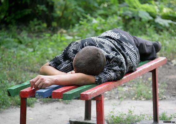 Пьяный мужчина уснул на лавочке и проспал 200 тысяч рублей