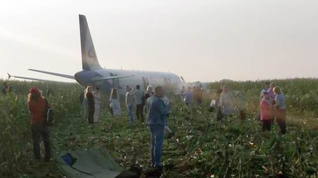 Пилотов самолета A321, севшего в подмосковном поле, допросили в СК. РЕН ТВ