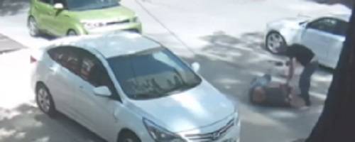 Видео: водитель маршрутки догнал убежавшего пассажира и избил его. РЕН ТВ