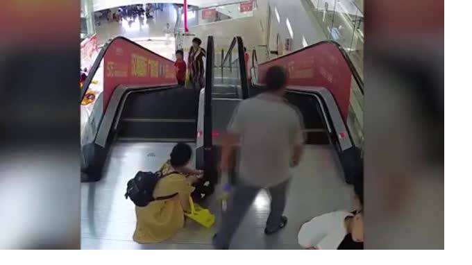 Видео: в Китае руку девочки затянуло в эскалатор