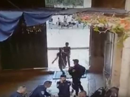 В Иерусалиме на полицейского напали два подростка с ножами