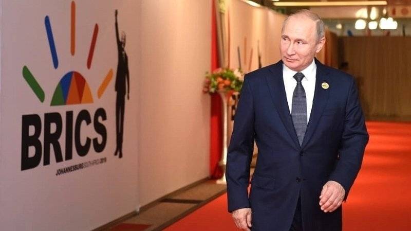 Путин перенес саммиты  ШОС и БРИКС из Челябинска в Петербург