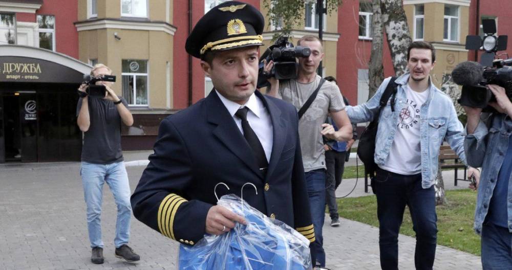 Посадивший аварийный A321 в поле пилот вернулся в Екатеринбург