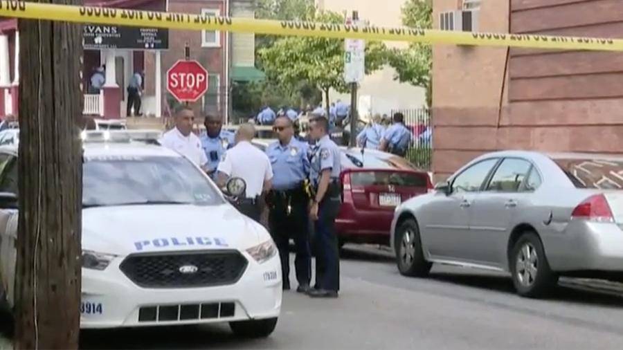 Не менее пяти полицейских получили ранения при стрельбе в Филадельфии