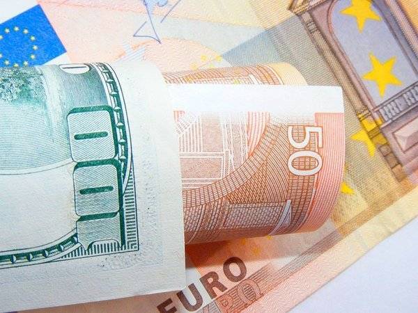 ЦБ заявил о росте объема валютных вкладов россиян на 9% за полгода