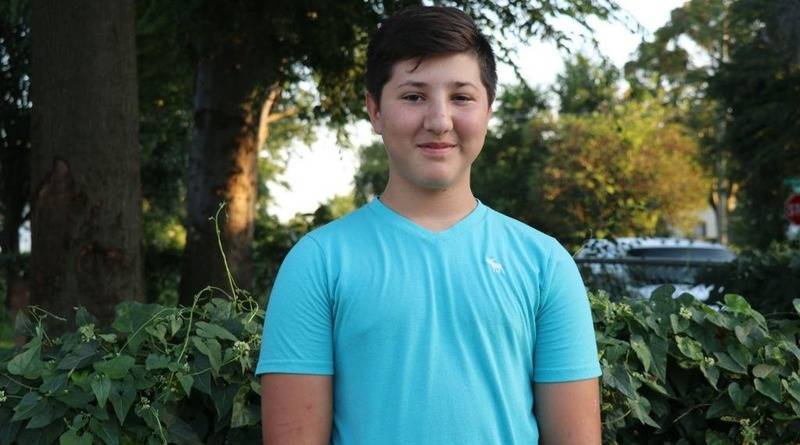 12-летний мальчик разбил лобовое стекло машины, чтобы спасти запертого ребенка на жаре в 113 градусов