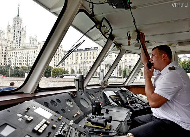 Движение судов возобновили на восстановленном после аварии участке Канала имени Москвы