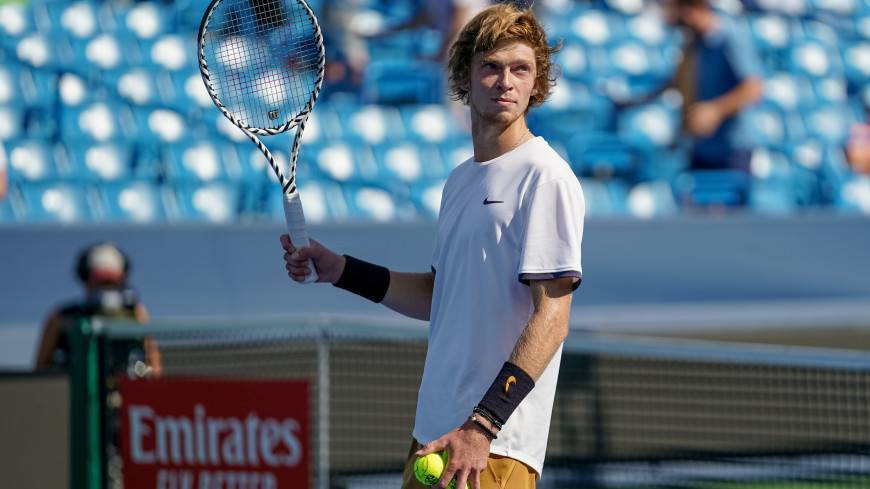 Сенсация в теннисе: россиянин Рублев разгромил легендарного Федерера