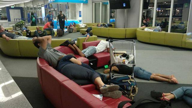 Десятки израильтян застряли ночью в аэропорту из-за поломки самолета