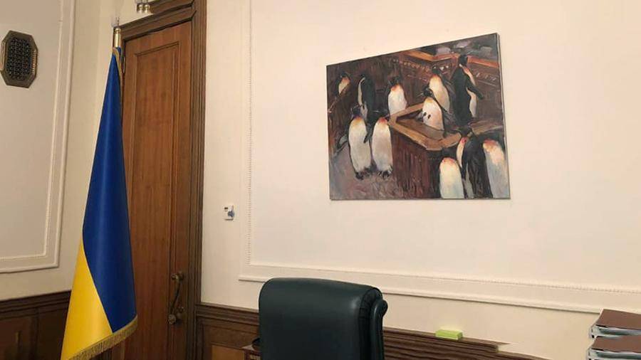 Картины с изображением шаурмы и пингвинов в Раде украсили офис Зеленского