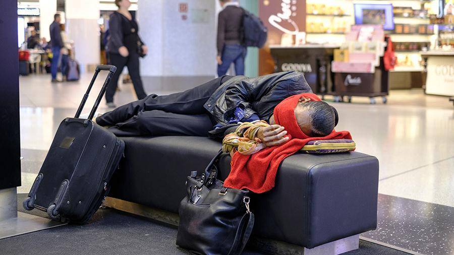 Свыше 1,7 тыс. человек в Японии провели ночь в аэропорту из-за тайфуна «Кроса»