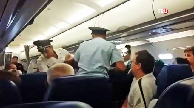 Авиапассажир, летевший из Тель-Авива, пытался разбить головой иллюминатор — Общество. Новости, Новости России