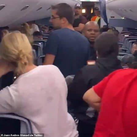 В США пассажиры устроили драку после того, как провели 8 часов в самолете без еды и воды